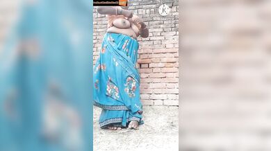 Poor aunty shows ass, chut and boobs for money