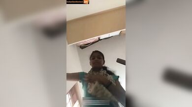 Skinny Marathi girl showing juicy choot in video