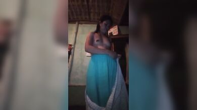 Assamese village bhabhi showing hairy pussy in video