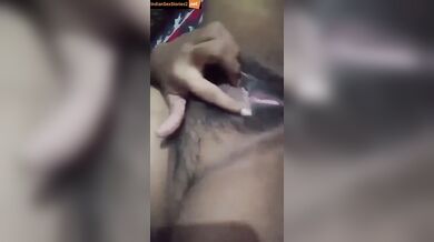 Kamuk Indian muslim girl opened her juicy pussy in selfie