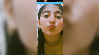 Sexy desi girlfriend bathroom nude boobs video