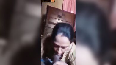Desi aunty sucking and fucking scandal with secret lover