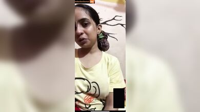 Bihari man sees NRI bhabhi chut fingering in sex chatting