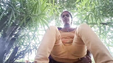 Aroused gujju bhabhi shows pussy and boobs in public park