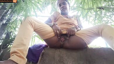 Aroused gujju bhabhi shows pussy and boobs in public park