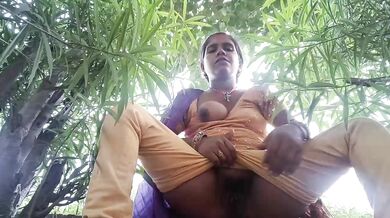Aroused gujju bhabhi shows pussy and boobs in public park