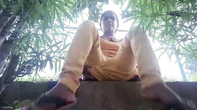 Aroused gujju bhabhi shows pussy and boobs in public park