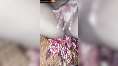 Slutty muslim bhabhi hot chut fingering by her husband