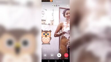 Noida bhabhi shows pussy in xxx bathroom video