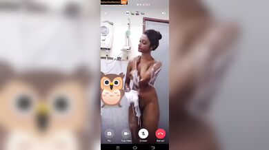 Noida bhabhi shows pussy in xxx bathroom video