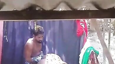 Big gaand muslim chachi fucked by bhatija in open bathroom