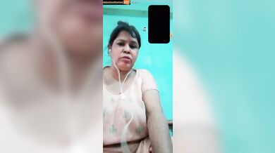 Bangla housewife mom showing pussy in nude chatting