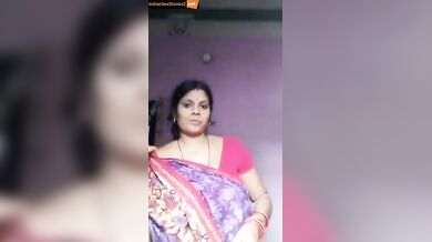 Mature Indian milf srips saree and fingers for her lover