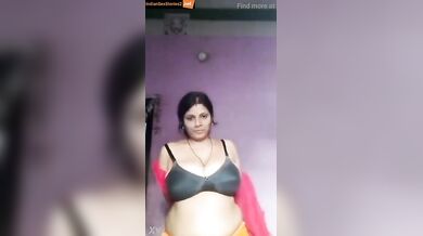 Mature Indian milf srips saree and fingers for her lover