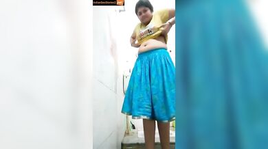 Sexy mallu lady shows naked body in xxx bathroom video