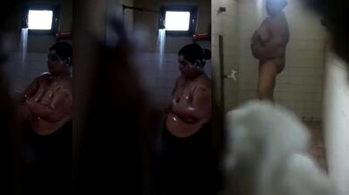 Hidden cam nude capture of aunty bathing