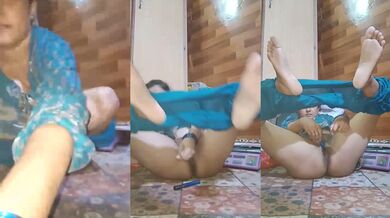 Hot bhabhi fucking bottle after oiling them - XXX video