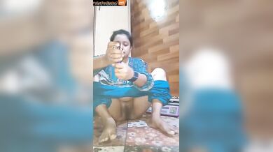 Hot bhabhi fucking bottle after oiling them - XXX video