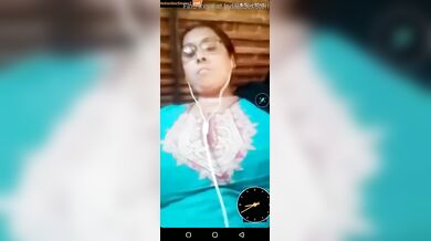 Gujarati aunty showing melon boobs in whatsapp call