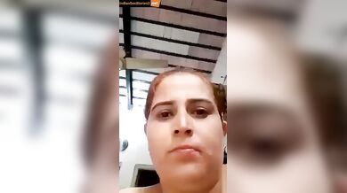 Chubby figure desi milf showing all her body in nude video