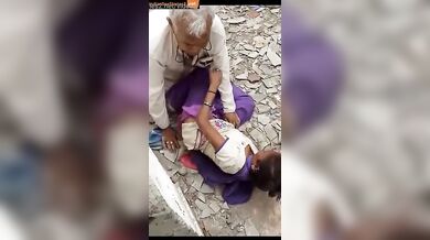 Desi budha fucking callgirl bhabhi in khandar