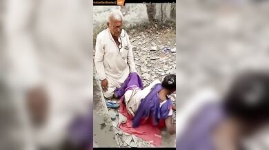 Desi budha fucking callgirl bhabhi in khandar