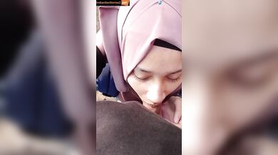 Hijabi college girl sucks lover's lund in outdoor mms