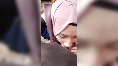 Hijabi college girl sucks lover's lund in outdoor mms