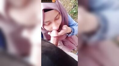 Hijabi college girl sucks lover's lund in outdoor mms