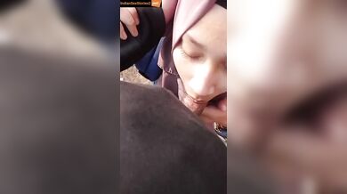 Hijabi college girl sucks lover's lund in outdoor mms