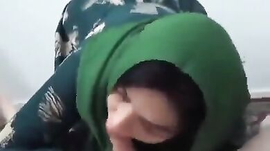 Hijabi bhabhi nicely sucking lover's dick
