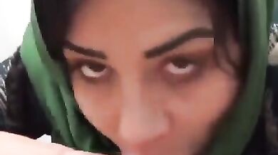 Hijabi bhabhi nicely sucking lover's dick