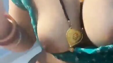 Sexy figure bhabhi in green blouse riding lund