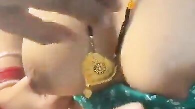 Sexy figure bhabhi in green blouse riding lund