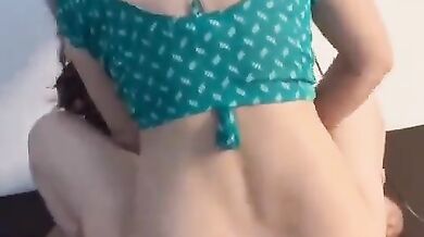 Sexy figure bhabhi in green blouse riding lund