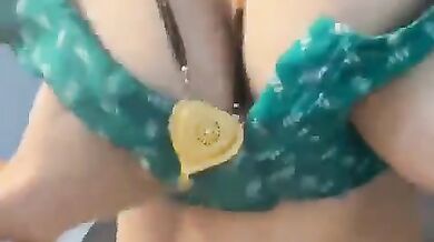 Sexy figure bhabhi in green blouse riding lund