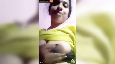 Desi mallu aunty playing with her soft boobs in call