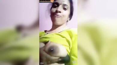 Desi mallu aunty playing with her soft boobs in call