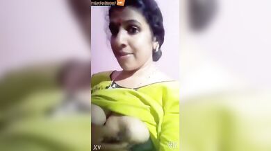 Desi mallu aunty playing with her soft boobs in call