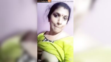 Desi mallu aunty playing with her soft boobs in call
