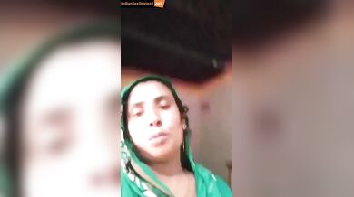 Pakistani bhabhi showing chut and boobs in video call