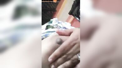 Pakistani bhabhi showing chut and boobs in video call