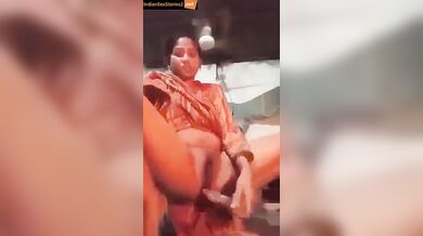 Hindi bhabhi fucking pussy and ass with glass bottle