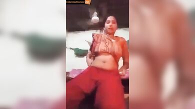Hindi bhabhi fucking pussy and ass with glass bottle
