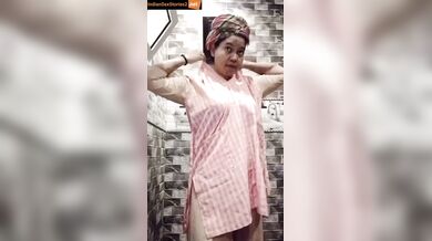 Assamese bhabhi made her bathing video in periods