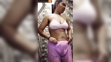 Assamese bhabhi made her bathing video in periods