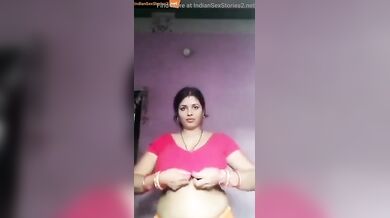 A very hot and lusty marathi housewife made her nude video