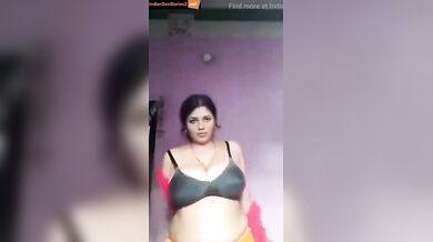 A very hot and lusty marathi housewife made her nude video