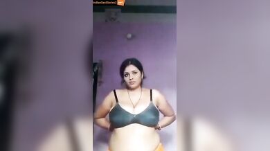 A very hot and lusty marathi housewife made her nude video