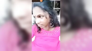 Young tamil girlfriend showing her boobs in video